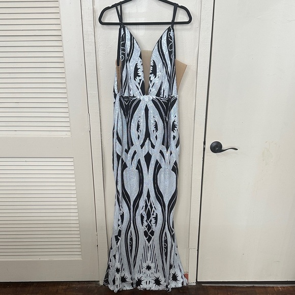 Elegant Black and White Evening Gown - Picture 1 of 5
